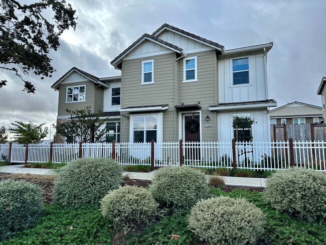 Building Photo - Home in Morgan Hill, CA! Available End of August | Spacious/Gorgeous home!