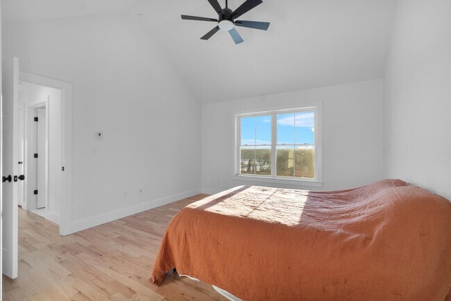 Building Photo - Move In Ready: Custom-built home