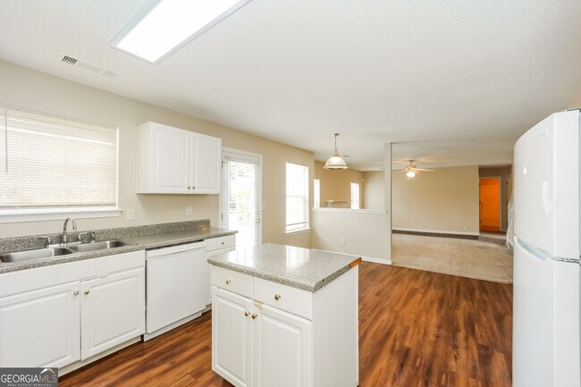 Building Photo - 6779 Foxfire Pl