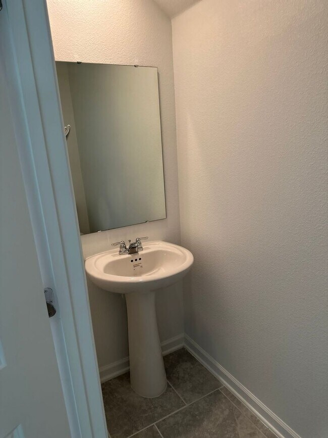 Building Photo - Beautiful Townhome  3 Bedroom 2.5 Bathroom