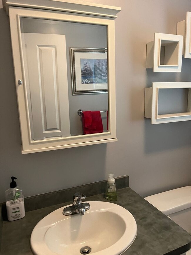 Building Photo - Large 2 BR w/ 1 Full and 2 Half Baths in Rockland