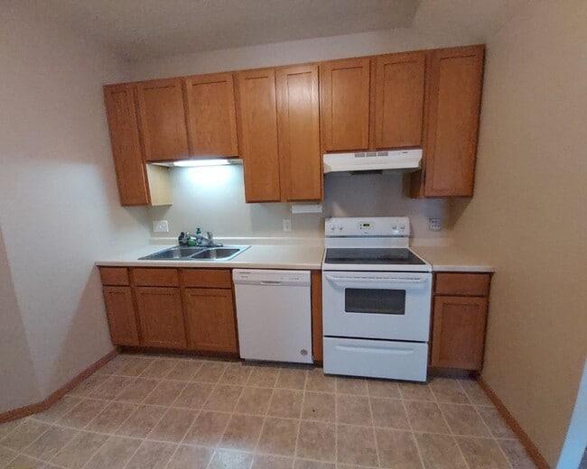 Building Photo - Nice 3 Bedroom 1.5 Bathroom Townhome in Hu...