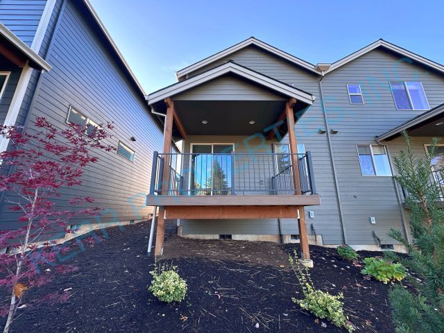 Building Photo - FREE RENT!Charming 3-Bed Townhouse Retreat with 2.5 Baths on Pleasant St, Sandy!