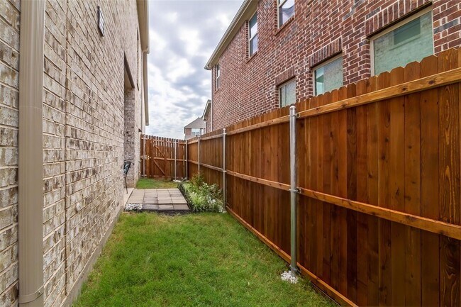 Building Photo - Location!! 2018 house, refrigerator provided! Dont miss this sweet home!