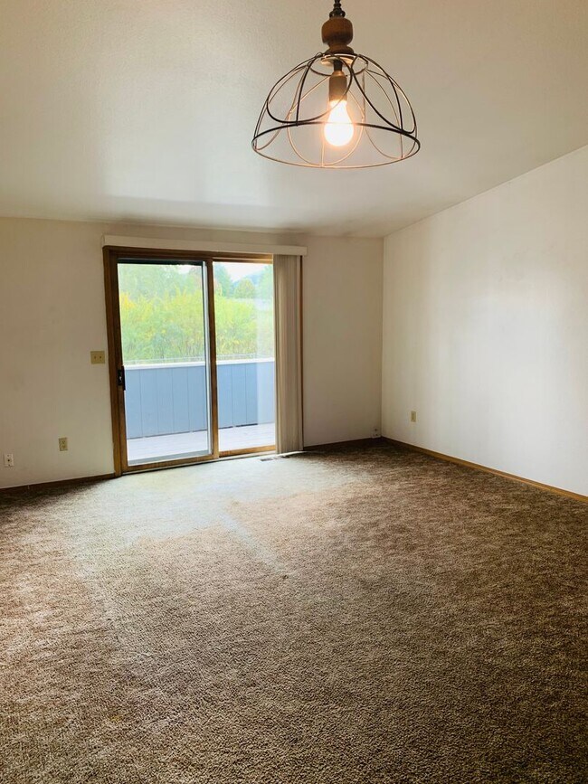 Building Photo - Split Level - 2 Bed - 1 Bath - Lolo Condo