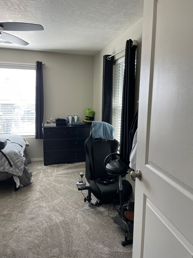 Building Photo - Pet Friendly Home in Desirable Neighborhood!