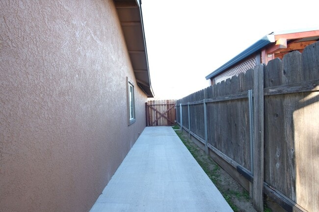 Building Photo - Beautiful 3 Bedroom 2 Bath home in Turlock