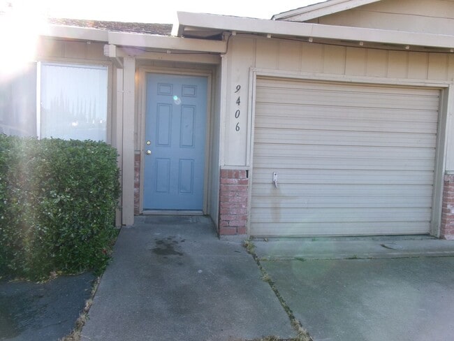 Building Photo - UPDATED 3 BEDROOM 2 BATH
