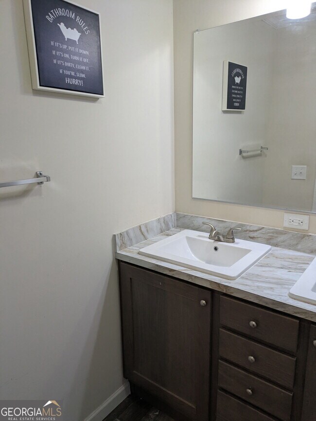 Building Photo - 255 Greenview Cir