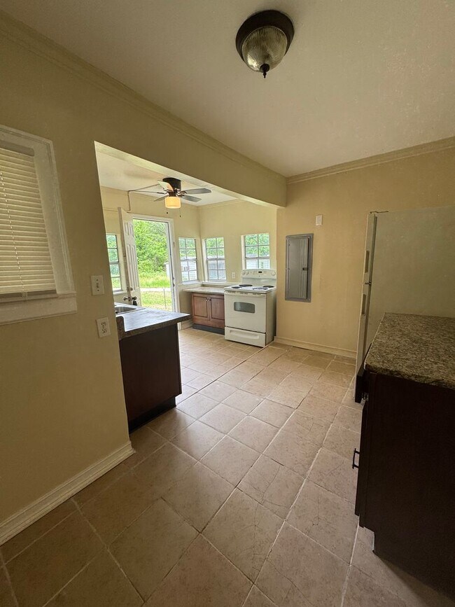 Building Photo - Cute & Comfortable Living in the Lookout Mountain Foothills with quick access to Chattanooga