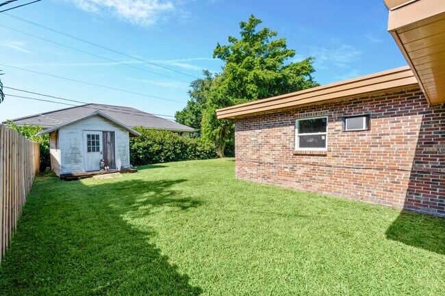 Building Photo - 534 E Del Monte Ave