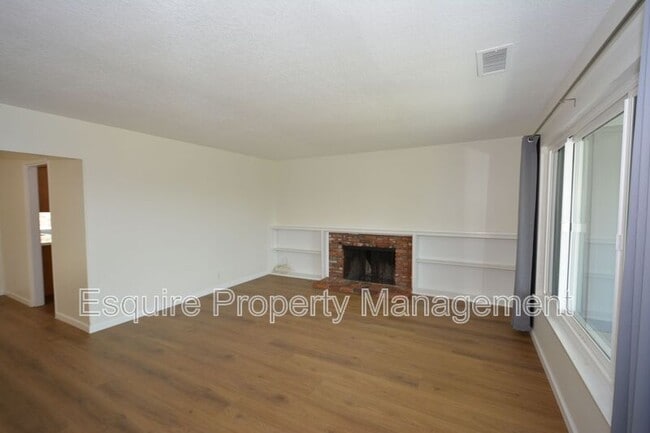 Building Photo - 283 Calle Higuera
