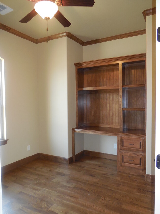 Building Photo - Two Bedroom, Two Bathroom w Study Home  in...