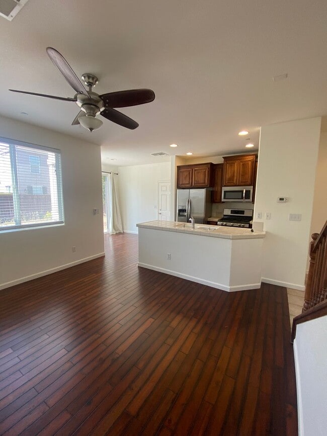 Building Photo - AVAILABLE NOW! Beautiful 3 bedroom 2 Bath ...