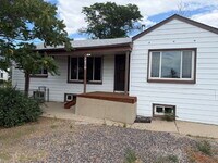 Building Photo - "Charming 2-Bedroom Upstairs of Duplex Ret...