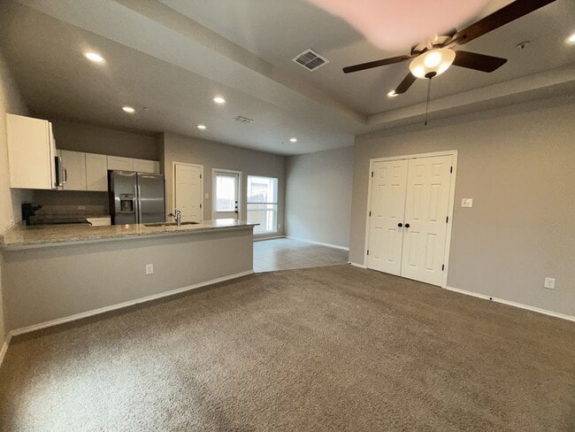 Building Photo - Quick access Ft. Sam, Randolph, and the airport