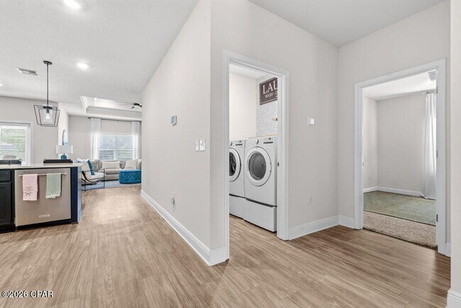 Building Photo - 350 Emerald Cove St