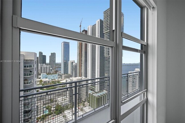 Building Photo - 2150 N Bayshore Dr
