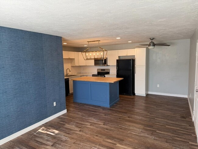 Building Photo - 65 E 600 S