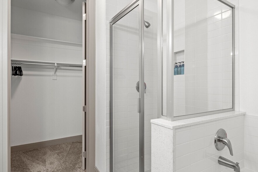 Building Photo - 555 N College Ave