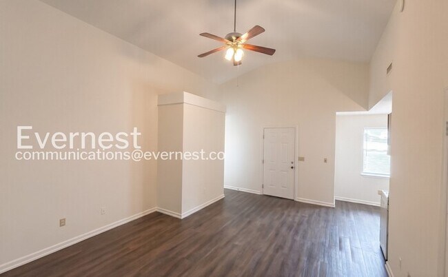 Building Photo - 2 Bed/1.5 Bath Home with Off-Street Parking / Pet-Friendly / Available Now!