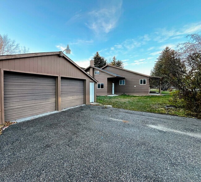 Building Photo - Spacious, Updated Home in the Heart of Driggs