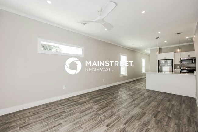 Building Photo - 3 Bedroom Pet-Friendly Home in Dallas, TX with Main Street Renewal