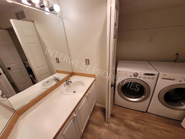 Building Photo - Beaverton 3 Bed 2.5ba Beautiful 2 Story Co...