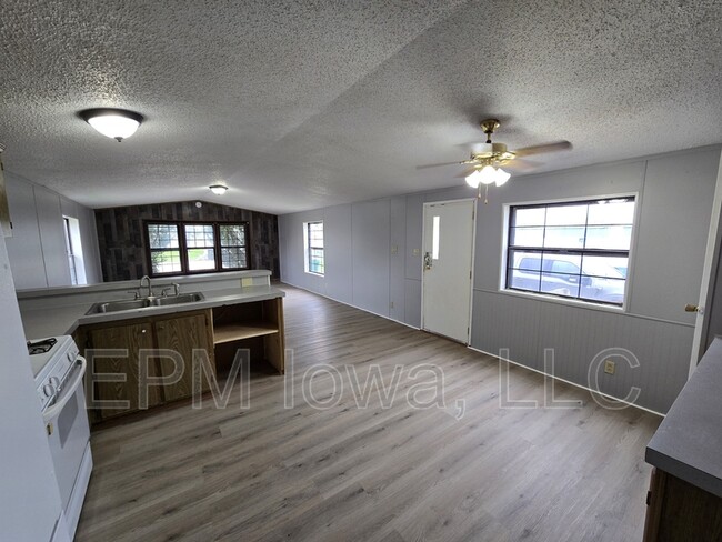 Building Photo - 700 W Ridgeway Ave