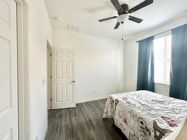 Building Photo - 16492 W Caldwell St