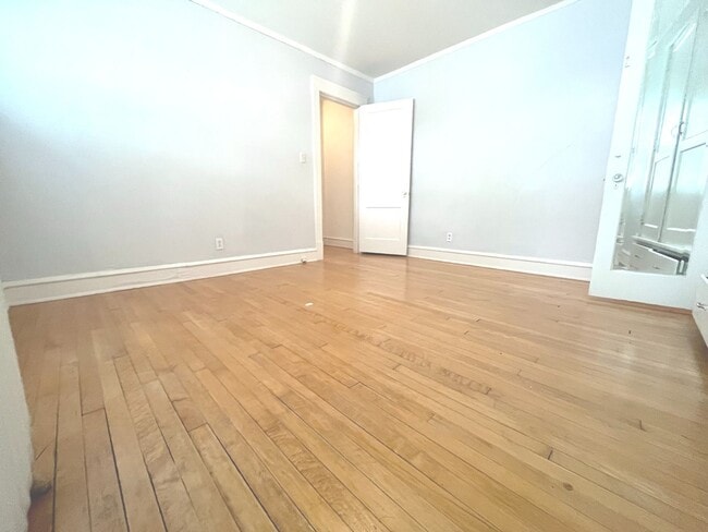 Building Photo - 2533 N Lake Dr