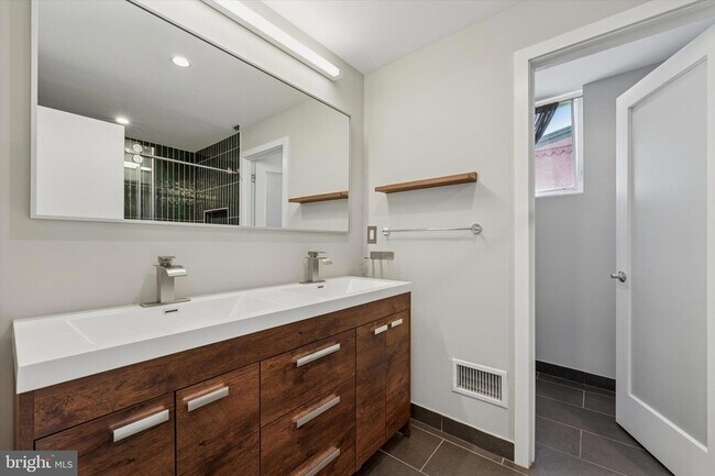 Building Photo - 120 W Oxford St