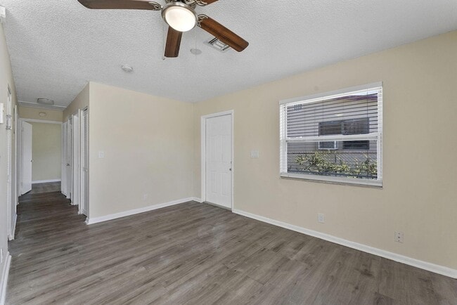 Building Photo - 1340 W 35th St