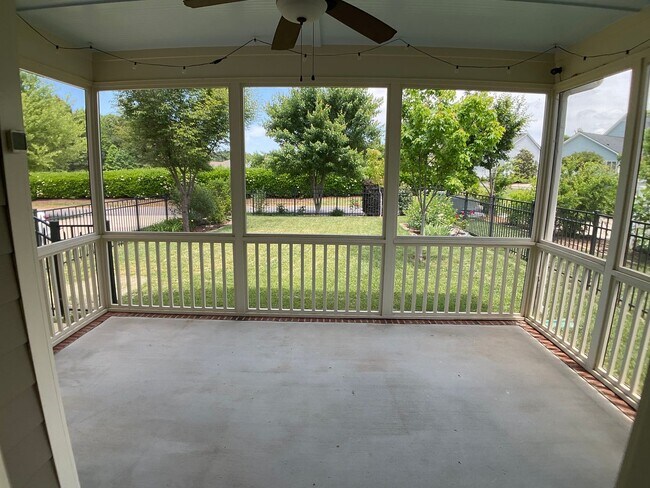 Building Photo - Absolutely Gorgeous and Spacious in Renais...