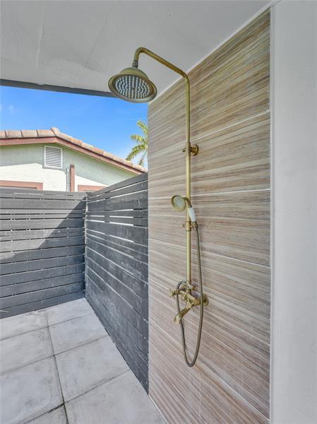 Building Photo - 5501 NE 18th Terrace