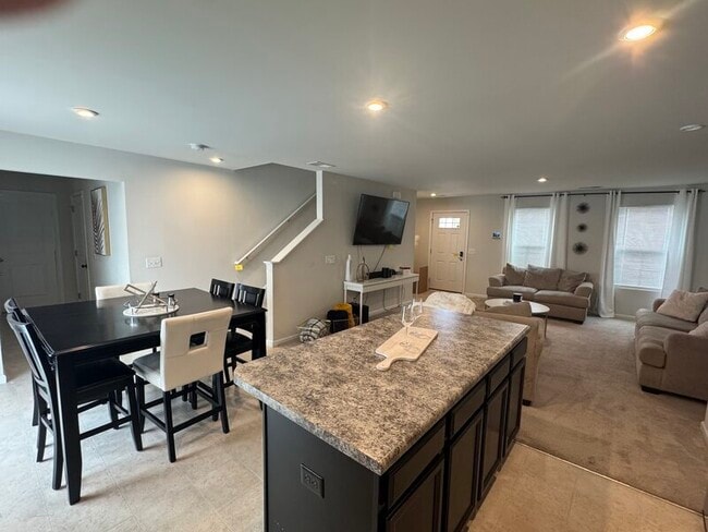 Building Photo - 102 Castlebrook Dr