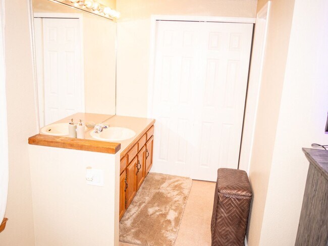 Building Photo - Three Bedroom Townhome with Pool