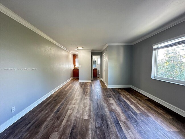 Building Photo - 1400 NE 56th St
