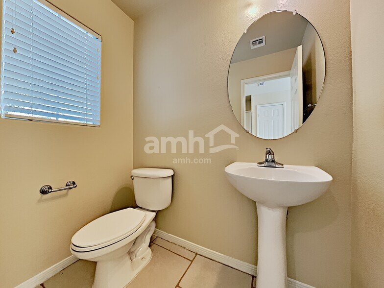 Building Photo - 1160 Paradise Safari Dr