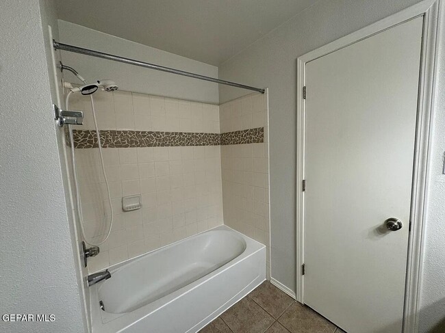 Building Photo - 10041 Paloma Dr