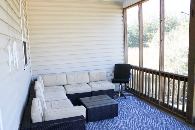 Building Photo - Charming 3BD, 2BA home with spacious yard and screened in porch