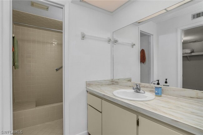 Building Photo - 190 Palm Dr