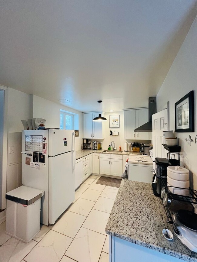 Building Photo - Beautifully Remodeled 2BR home in great neighborhood (Guilderland Schools)