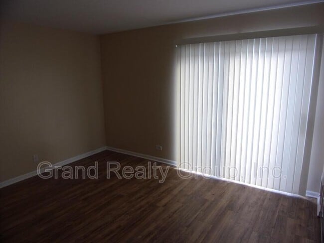 Building Photo - 337 Meadow Green Ln
