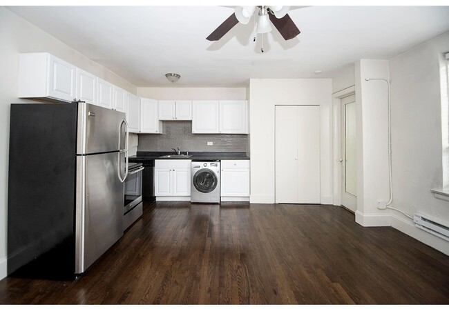 Building Photo - 3345 N Marshfield Ave