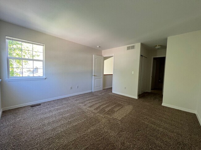 Building Photo - Charming 2 Bed/1.5 Townhome in Fabulous Longmont Location!