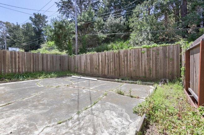 Building Photo - 4 Bed / 2 Bath Daly City Home With Stunnin...