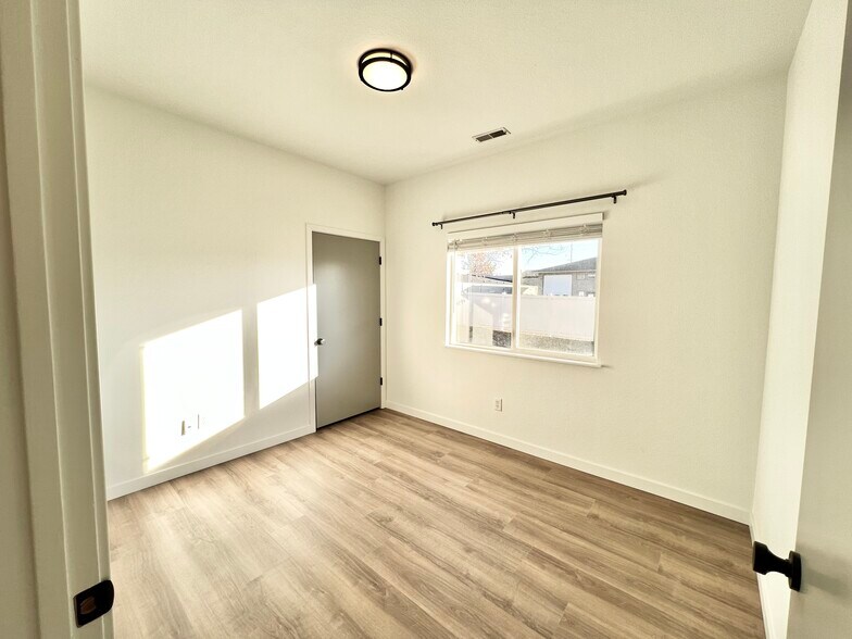 Bedroom 2 (Closet Door) - 139 N Plummer Rd