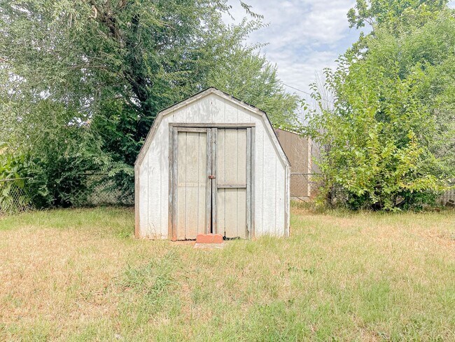 Building Photo - Updated 3/1 Home with Vaulted Ceilings & Large Fenced Backyard
