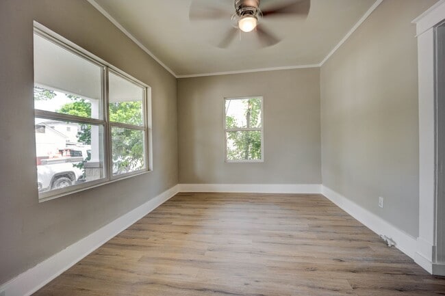Building Photo - Freshly Updated 2 Bedroom House
